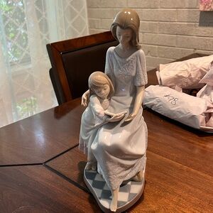 Lladro #5457 "Bedtime Story" Figurine, Mother Reads to Daughter Excellent Cond